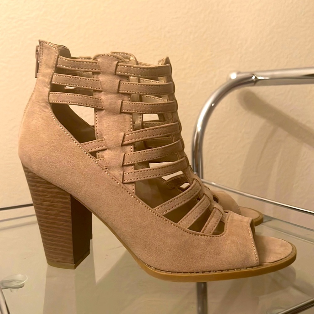 G by guess strappy zipper back heel size 8.5